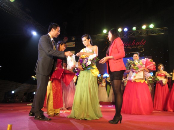 thi-miss-hutb-2013-28